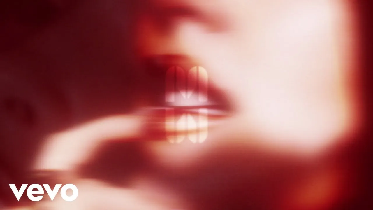 Mimi Webb – Stay Single